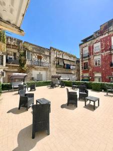 a group of chairs and tables in a courtyard at MARVIT CENTRAL LUXURY in Naples +36 photos