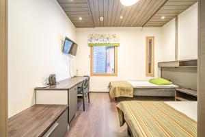 a hospital room with two beds and a table at Wellevi Rooms by Aavalevi in Levi