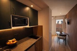 a kitchen with a bowl of fruit on a counter at Winahost Madrid Towers II in Madrid