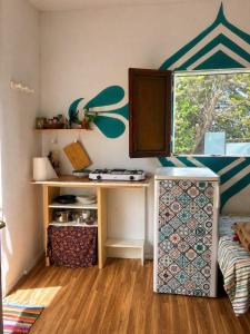 a kitchen with a table and a counter top at The Good Vibes Home in Hoya de Pineda