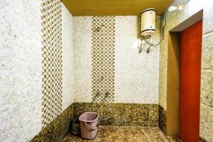 a bathroom with a trash can in a tiled wall at Hotel Goram Garh Resort in Pāli +46 photos