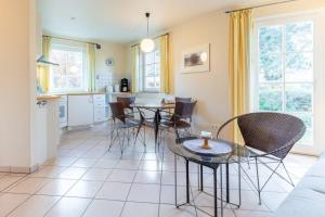 a kitchen and living room with a table and chairs at Fewo Seelenanker in Thiessow