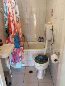 ein Badezimmer mit Toilette und Badewanne in der Unterkunft Georgia's in Ayía Kiriakí + 32 Fotos