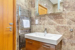a bathroom with a sink and a mirror at 3 Bed in Gunnerside oc-ds097 in Gunnerside +28 photos
