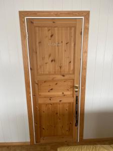 a wooden door in the corner of a room at Hendriks Matz-Roan in Åmot