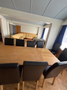 a conference room with a wooden table and chairs at Hendriks Matz-Roan in Åmot
