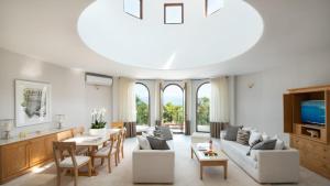 a living room with a couch and a table at Mitsis Galini in Kamena Vourla