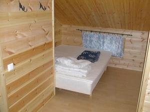 a small room with a bed in a wooden cabin at Rinnetahko in Tahkovuori