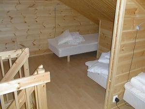 a room with two beds in a wooden cabin at Rinnetahko in Tahkovuori