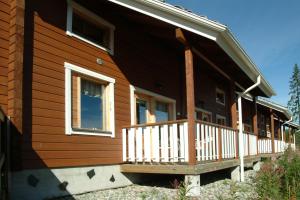 a wooden house with a porch and a window at Rinnetahko in Tahkovuori