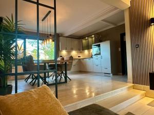 a living room with a table and a kitchen at Ferienwohnung Marina in Wiesmoor