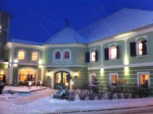 Hotel Wirt im Feld during the winter