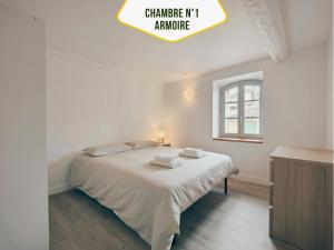 a white bedroom with a bed with two towels on it at Airkeys La Calade - Pied à Terre Authentique Idéal pour Groupe d'Amis & Famille en Escapade Luberon - Calme - CENTRE HISTORIQUE Pertuis - Aix-en-Provence 30min - Lourmarin 20min - WIFI HD in Pertuis