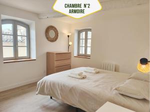 a white bedroom with a bed with towels on it at Airkeys La Calade - Pied à Terre Authentique Idéal pour Groupe d'Amis & Famille en Escapade Luberon - Calme - CENTRE HISTORIQUE Pertuis - Aix-en-Provence 30min - Lourmarin 20min - WIFI HD in Pertuis +18 photos