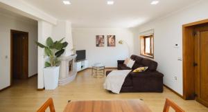 a living room with a couch and a table at Refugio do Couto in Cabeceiras de Basto