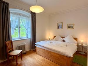 a bedroom with a bed and a window at FeWo Altes Doktorhaus in Berchtesgaden