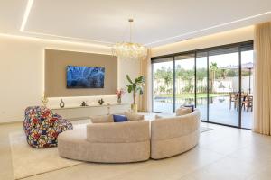 a living room with a couch and a chair at Villa Milabel in Segraga