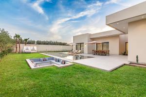 a backyard with a swimming pool and grass at Villa Milabel in Segraga