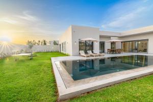a swimming pool in the backyard of a house at Villa Milabel in Segraga