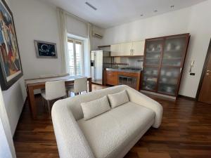 a living room with a couch and a kitchen at ROOMITO apartments in Naples