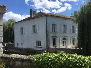 La Rochebeaucourt-et-Argentine的住宿－La Maison Du Pont，相簿中的一張相片