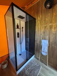 ห้องน้ำของ Éco-lodge, tente au cœur d'une forêt nourricière