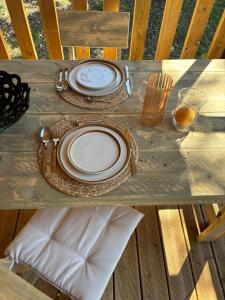 ภาพในคลังภาพของ Éco-lodge, tente au cœur d'une forêt nourricière ในCastello-di-Rostino