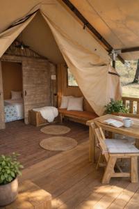 พื้นที่นั่งเล่นของ Éco-lodge, tente au cœur d'une forêt nourricière