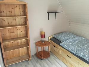 a bedroom with a bed and a candle on a table at Handwerkerunterkunft in Elmshorn