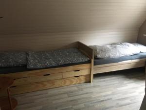 two bunk beds in a room with wooden floors at Handwerkerunterkunft in Elmshorn