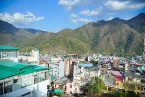 a city with mountains in the background at Bunk Hostel Tapovan in Rishīkesh