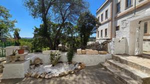 a house with a courtyard with a garden at La Casetta in Locorotondo