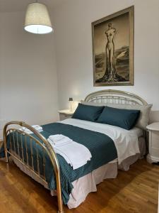 a bedroom with a bed with a painting on the wall at MIALLEGRA Guest House in Bellona