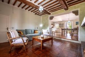 a living room with a couch and a table at Il Casale di Zoe in Sorano