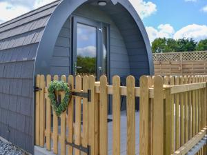 a house with a wooden fence and a door at Sycamore - Uk47621 in Hunmanby