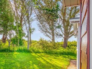 a view of a yard from the side of a house at Skylarks in Saint Merryn