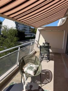 a patio with a chair and a table on a balcony at L'appart des lutins in Pornic