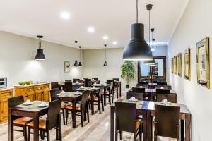 a restaurant with tables and chairs in a room at Hotel Flamingo in Lisbon