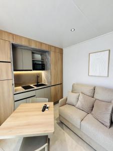 a living room with a couch and a table at Bambou Lodge & Spa in Arles