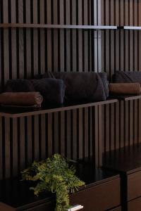 a shelf with towels and a plant on a table at Das Nomadenhaus - Garten, Grill, Nähe Köln in Bergheim +32 photos