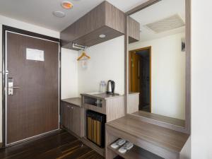 a kitchen with a sink and a mirror at West Hotel in Puli