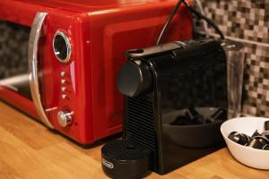 a red toaster sitting on top of a counter at Dunavirág Vendégház in Pilismarót