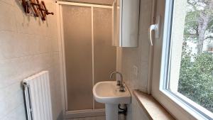 a small bathroom with a sink and a window at M314 - Marcelli, comodo trilocale a 200mt dal mare in Marcelli