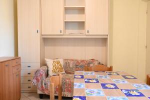 a room with a couch and a table with a bed at M314 - Marcelli, comodo trilocale a 200mt dal mare in Marcelli
