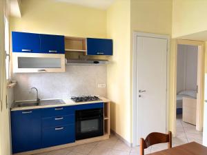 a kitchen with blue cabinets and a sink at M314 - Marcelli, comodo trilocale a 200mt dal mare in Marcelli +11 photos