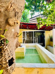 a view of a house with a green courtyard at Casa de vacaciones completa in Acapulco