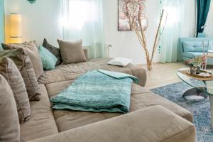 a living room with a couch with a blanket on it at Ferienwohnung Auszeit in Berlin