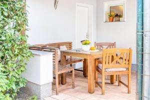 a patio with a wooden table and chairs at Ferienwohnung Auszeit in Berlin