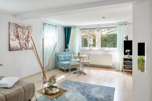 a living room with a couch and a table at Ferienwohnung Auszeit in Berlin