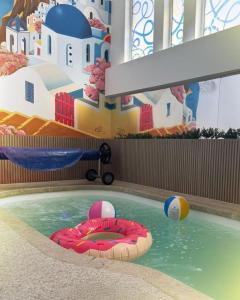 a swimming pool with balls in the water at Le Parc Motel in Lages